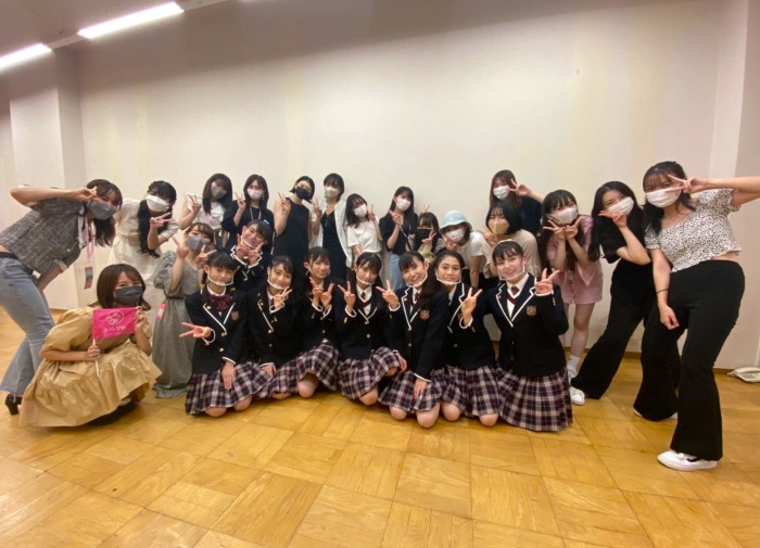 最後のさくら学院の集合写真に Babymetalの女の子がいない 海外の反応 Babymetalize